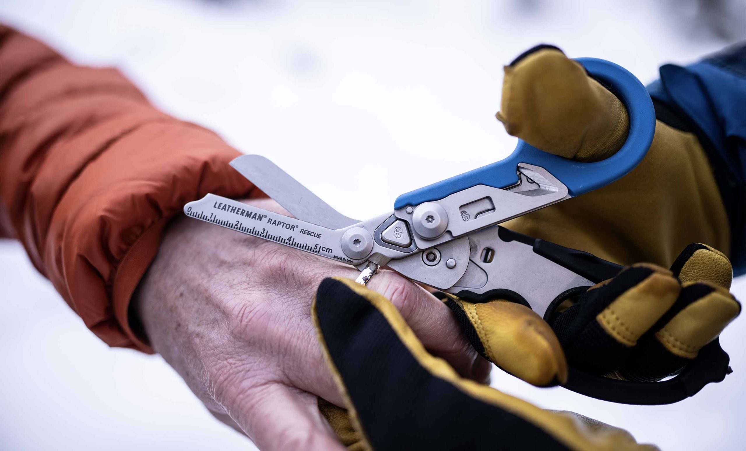 person_using_raptor_rescue_ring_cutter_to_take_someone_s_ring_off_their_finger_20260402201735.jpg